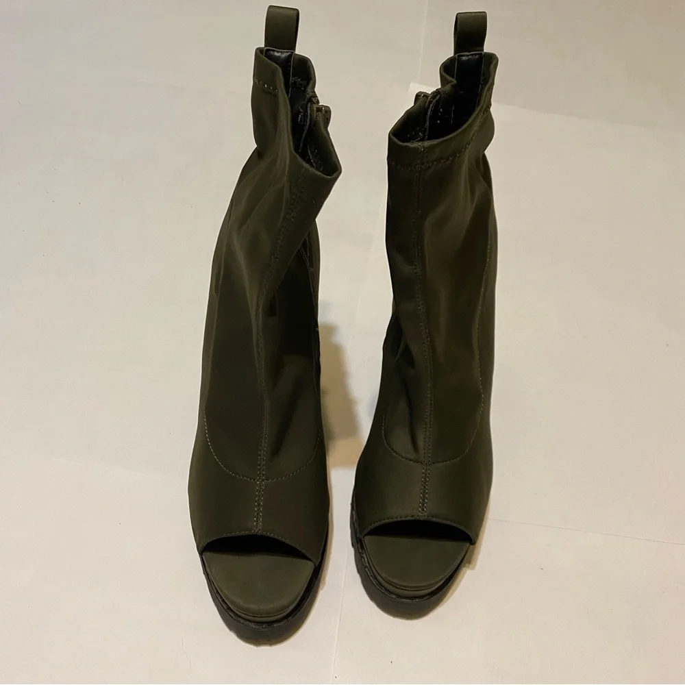 Lillian women’s peep open toe cutout chunky heel bootie. Size 10